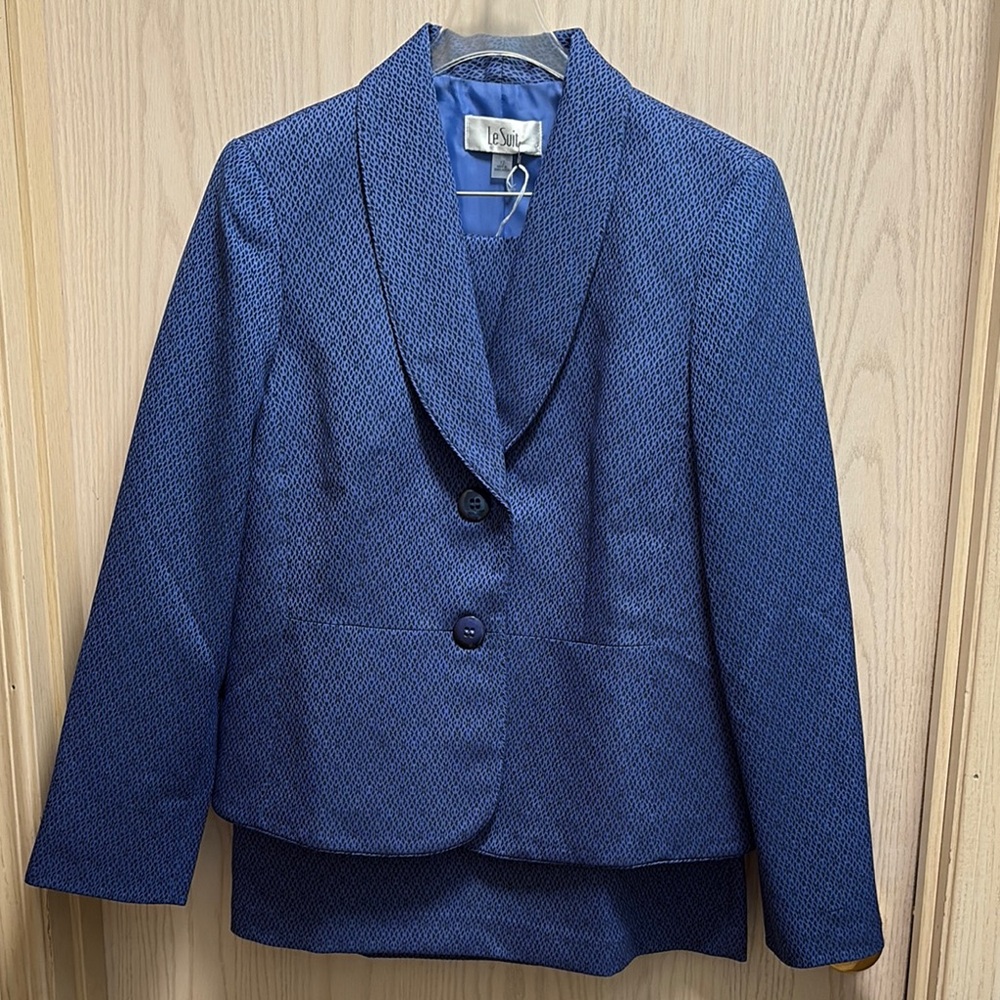 Le Suit Textured skirt suit set in Blue - size 12 NWT
